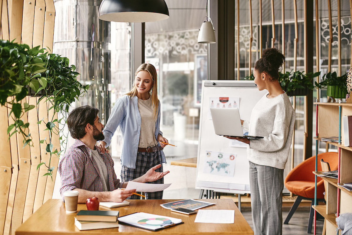 onboarding buddy helpt nieuwkomer in team